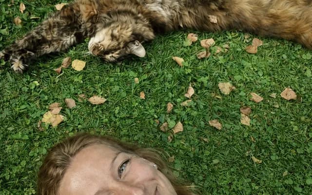 Annamária bei einer Trust Technique ® Sitzung mit einem Hund