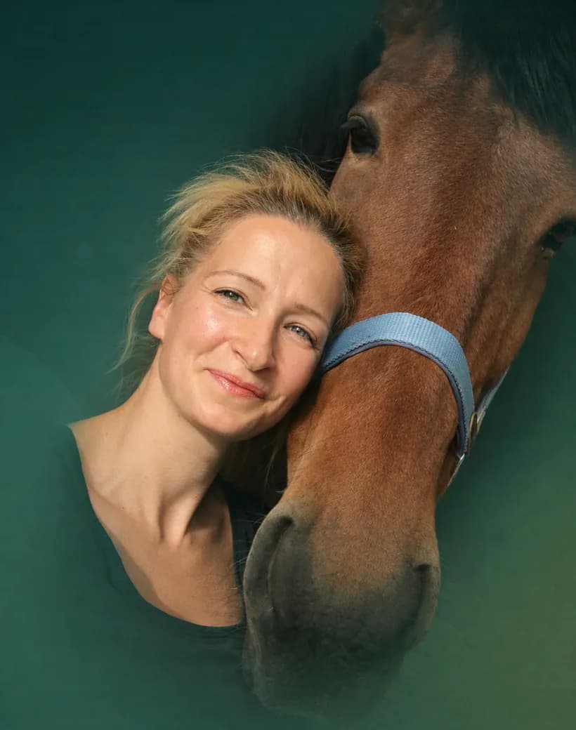 Annamária mit einem Pferd – Vertrauen und Verbindung